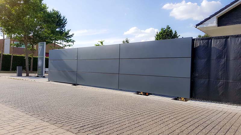 Moderne aluminium poort met plaat panelen in Beerse