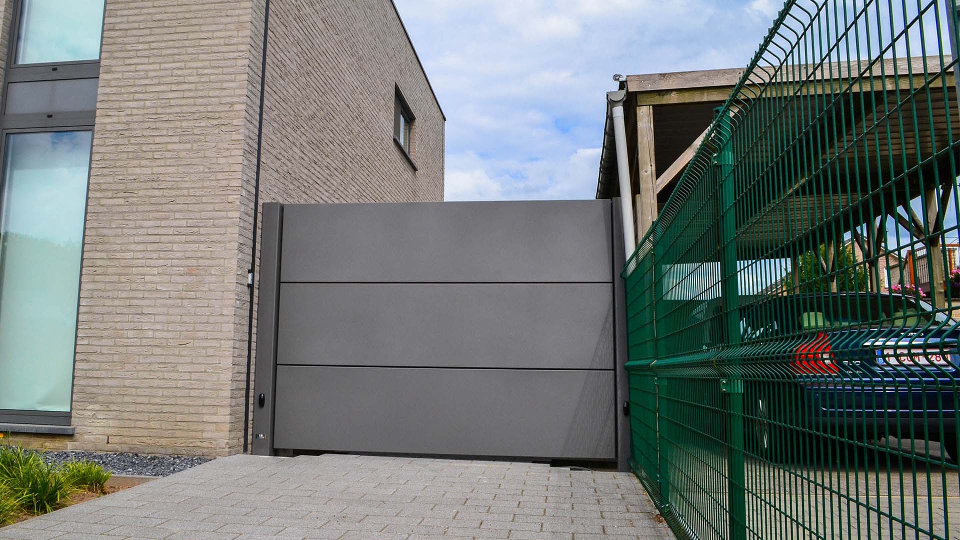 Moderne vleugelpoort design aluminium panelen Limburg