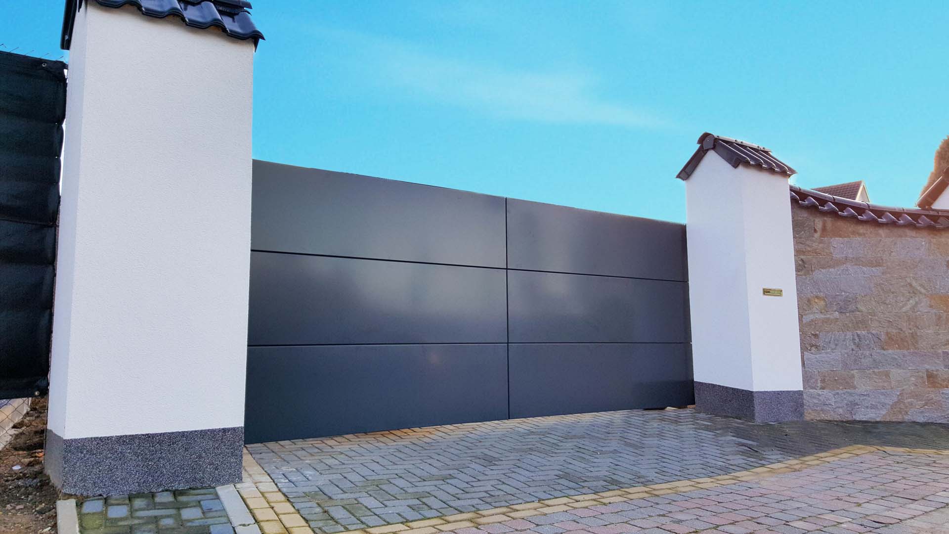 Moderne schuifpoort design aluminium horizontale panelen - Rekem, Limburg