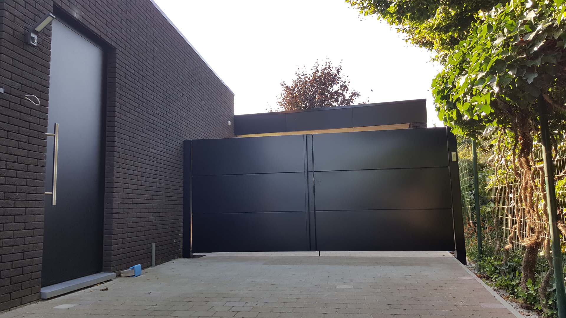 Moderne vleugelpoort designbaar aluminium horizontale cassetten - Rijkhoven
