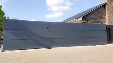Moderne schuifpoort met aluminium panelen in Beerse