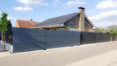 Moderne schuifpoort met aluminium panelen in Beerse