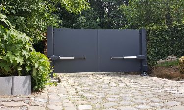Strakke aluminium panelen poort met beklede achterzijde door aluminium plaat - Teuven